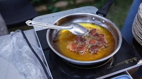 Closeup of meat being cooked in a pan on induction cooktop with sizzling he.. Stock-Footage 332915849