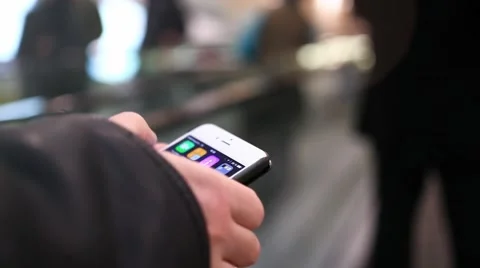 Closeup men hands using smart phone against blurred escalator background. HD Vídeos de archivo 47558144