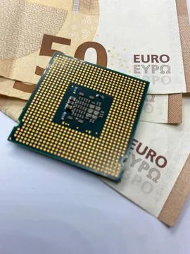 Closeup of a microprocessor on EURO notes with selective focus on foreground 스톡 사진