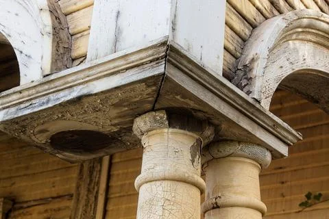 Closeup of a missing column on the front porch of an abandoned house. Foto stock