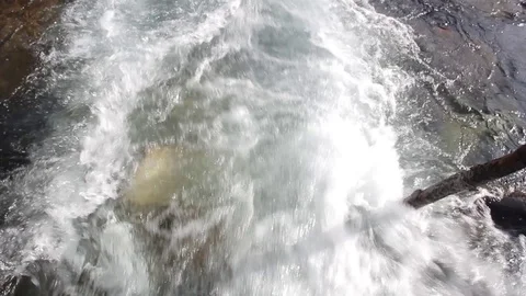 Closeup of a mountain river with rapids and stones. Vídeo Stock 105380057