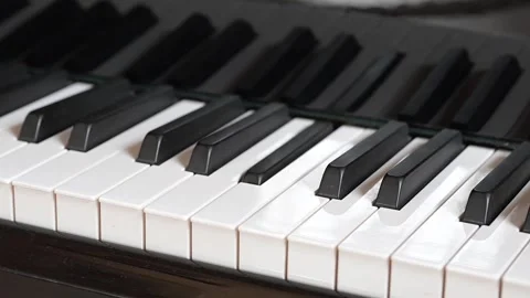 Closeup of moving piano keys on automatic play Vídeos de archivo 333718071