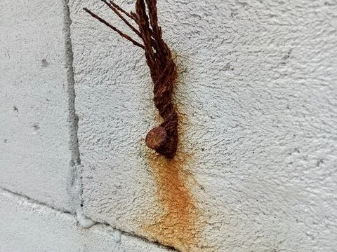 Closeup of nails and rusty wire on hebel bricks. Фото