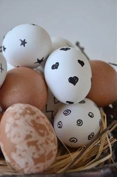 Closeup natural Easter eggs white and brown with drawings Foto stock