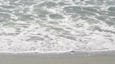 Closeup of Ocean Waves Hitting Shore Vídeo Stock 81754080
