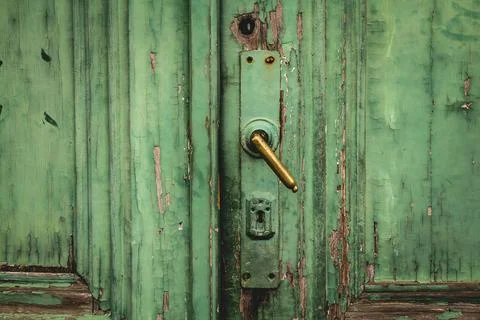 Closeup of an old and rustic knob on a wooden door Foto stock