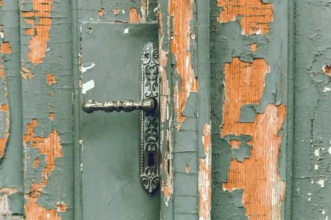 Closeup of an old and rustic knob on a wooden door Foto stock