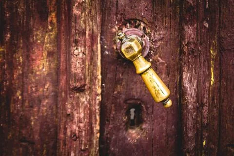 Closeup of an old and rustic knob on a wooden door Foto stock