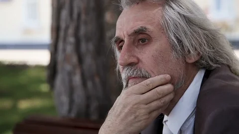  Closeup old man in a suit stroking his beard, thinking  and looks around  库存影片 96433633