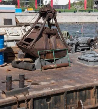 Closeup of an old rusty clamshell bucket from wire ropes and chains Foto stock