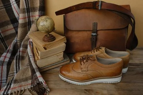 Closeup old things, stack of vintage books, globe, shoes, leather military .. Foto stock