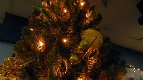 Closeup of ornaments on christmas tree Vídeos de archivo 45355183
