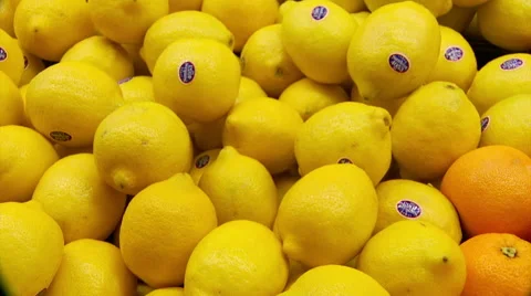 Closeup Pan of Lemons and Oranges in Supermarket Vídeos de archivo 41967355