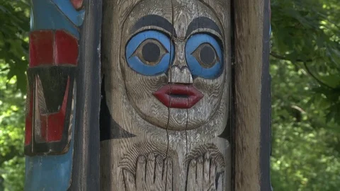 Closeup panning down of totem pole art Stock Footage 75273071