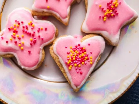 Closeup panorama on heap of assorted white and pink macaroons with white crea Fotos Stock