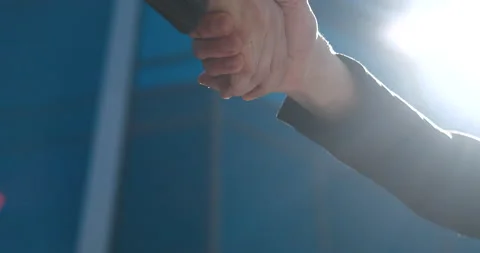 Closeup part of human body two men shake hands, conclude successful contract Vídeos de archivo 138706201