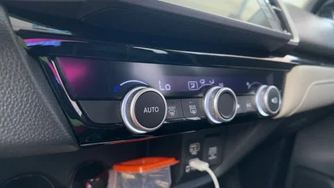 Closeup of Person Adjusting Climate Control Knob Inside Modern Car Interior Vidéo 336733802