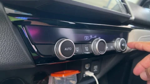 Closeup of Person Adjusting Climate Control Knob Inside Modern Car Interior Stockbeeldmateriaal 337121372
