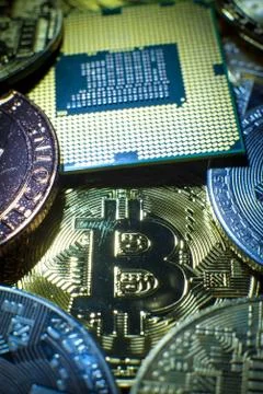 Closeup of physical bitcoin and computer cpu processor Foto stock