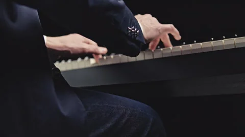 Closeup of pianist hands emphasizing detailed finger movements and lighting Vidéo 329095875