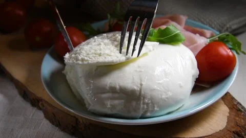 Closeup of a piece of fresh mozzarella ready to be eaten Video stock 131556639