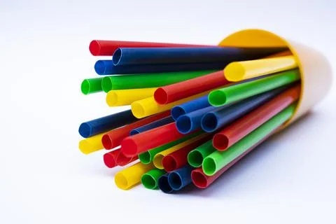 Closeup of Plastic multicolor beverage straws in a container on white backg.. Stock-Fotos