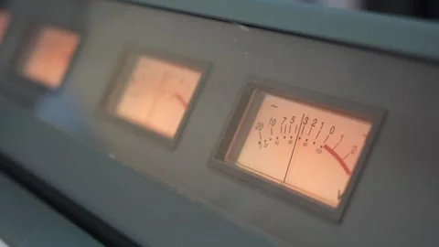 Closeup pointer moving tuning scale on retro radio. Vídeo Stock 346405501
