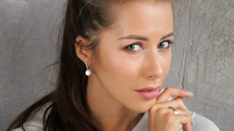 Closeup portrait of young beautiful smiling woman looking at camera Vidéo 140897659