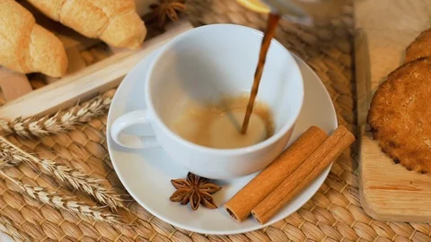 Closeup of Pouring Flavored Coffee into a Cup Vídeos de archivo 125853228