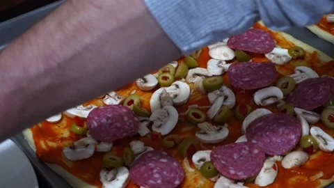 Closeup preparing homemade pizza in the kitchen with salami and pepperoni Video stock 164581284
