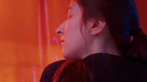 Closeup Profile Of Dancer Using Subtle, Graceful Movement (Slow Motion) Vidéo 122488590