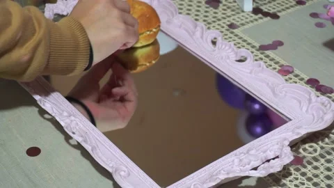 Closeup putting chicken bread sandwiches on pink tray Vidéo 155284484