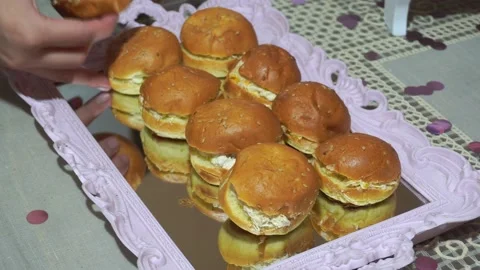 Closeup putting chicken bread sandwiches on pink tray with Vidéo 155308924