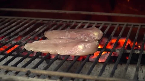 Closeup of raw chicken on the grill Video stock 77037634