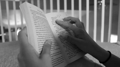 Closeup reading a book Vídeos de archivo 53771007