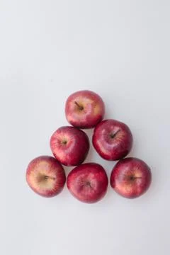 Closeup of red apples stacked in a triangle shape Foto stock