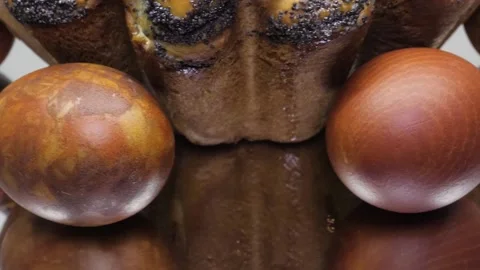 Closeup red eggs with marble pattern, Easter cake rotates mirror background Stockbeeldmateriaal 204791354