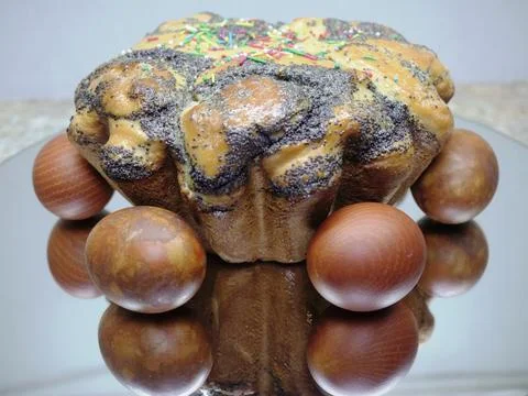 Closeup red eggs with marble pattern and Easter cake on mirror background 스톡 사진