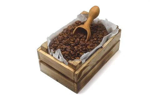 Closeup of roasted coffee beans in a small wooden crate, isolated on white Stock-Fotos