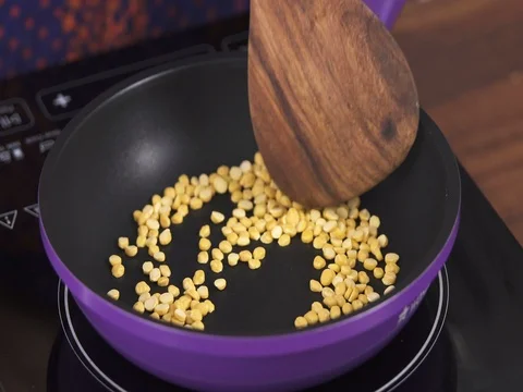 Closeup of Roasting Split Chickpeas 動画素材 80418321