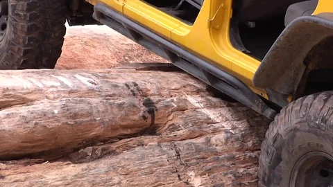 Closeup of Rock Crawling Jeep 스톡 동영상 72637486