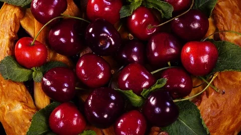 Closeup rotation of homemade pie with ripe juicy cherry and mint leaves in 4K Vidéo 78151453