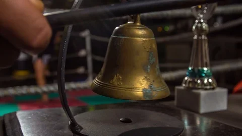 Closeup of round ending bell being rang to give signal for boxers to stop Vídeo Stock 119274135