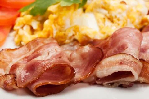 Closeup of scrambled eggs with bacon. selective focus. Foto stock