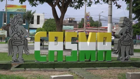 Closeup of sculptures and monuments in the main square of Casma - Casma, Peru - Vidéo 197079680