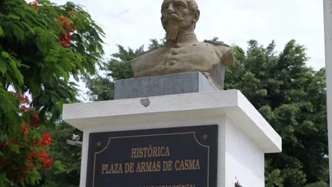Closeup of sculptures and monuments in the main square of Casma - Casma, Peru - 库存影片 197080086