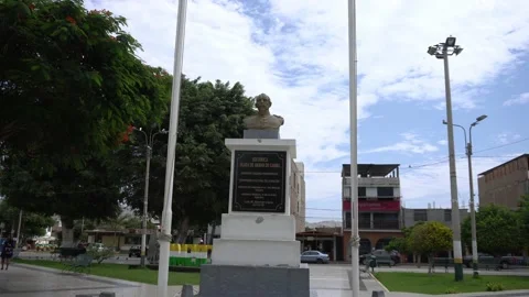 Closeup of sculptures and monuments in the main square of Casma - Casma, Peru - Vidéo 197080561