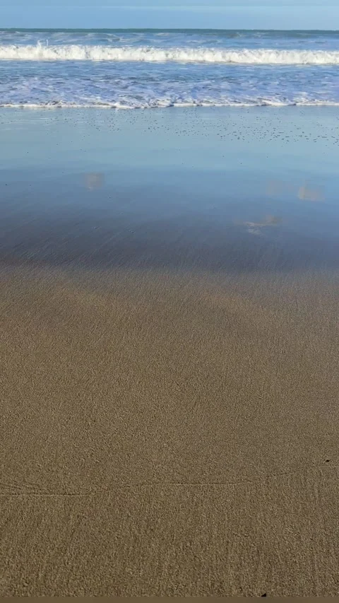 Closeup of sea Waves Flowing Onto Sandy Beach with Blurred Background on Sunny D 스톡 동영상 237362466