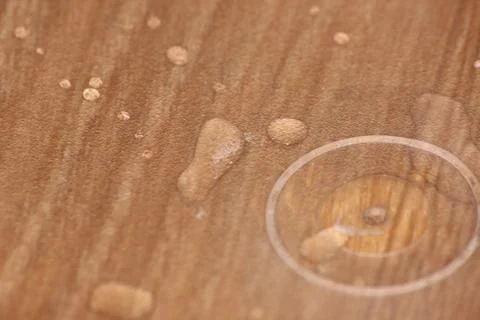 Closeup selective focus view of water drops on wooden floor. Foto stock