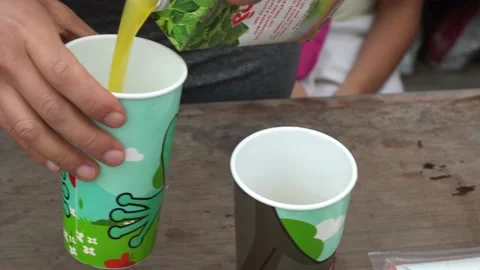Closeup serving boxed juice in little glasses for girls on rooftop at daytime in Vídeos de archivo 160087662